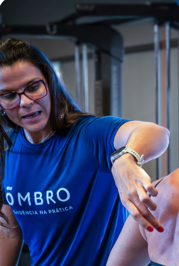 Dra. Larissa avaliando o ombro de uma paciente